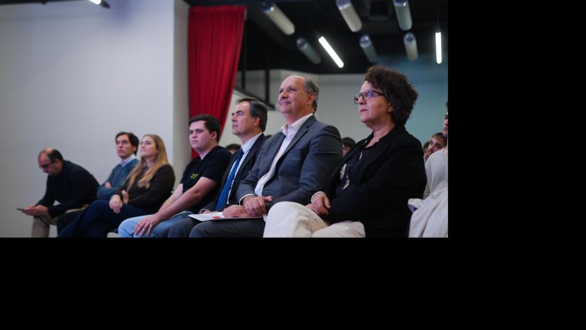La Comunidad de Madrid forma su equipo especializado en ciberseguridad MadrIDefenders para representar a la región en certámenes internacionales El consejero López-Valverde en el hackathon Hack Royale