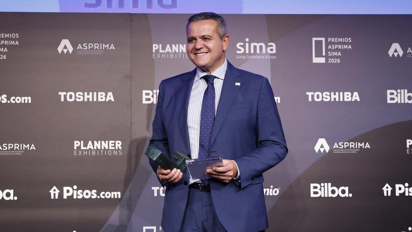 El consejero Rodrigo recogiendo el galardón en el marco de SIMA