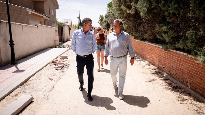 La Comunidad de Madrid rehabilita el acceso y las calles de Cubas de la Sagra para mejorar la accesibilidad y la seguridad vial del municipio El viceconsejero Sánchez en Cubas de la Sagra