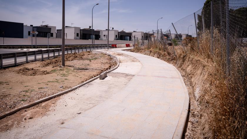 La Comunidad de Madrid rehabilita el acceso y las calles de Cubas de la Sagra para mejorar la accesibilidad y la seguridad vial del municipio El viceconsejero Sánchez en Cubas de la Sagra
