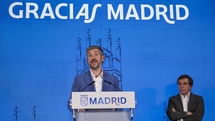 La Comunidad de Madrid reconoce el trabajo de profesionales y empresas que han colaborado en la organización de la visita del Papa León XIV El consejero de Presidencia en el Palacio de Cibeles