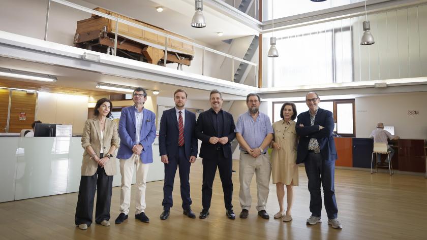 El consejero Mariano de Paco Serrano en la Biblioteca Regional.