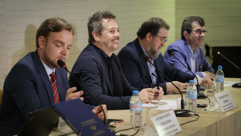 La Comunidad de Madrid rinde homenaje a Jacinto Benavente con una edición facsímil de la copia modernista de Los intereses creados El consejero Mariano de Paco Serrano en la Biblioteca Regional.