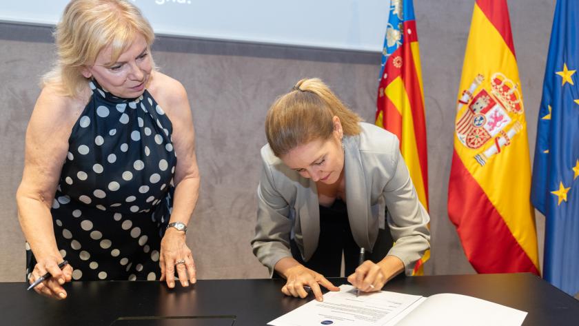La Comunidad de Madrid se incorpora a la Red Europea de Inclusión Local y Acción Social La consejera Dávila firmando la adhesión de la Agencia Madrileña para el Apoyo a las Personas Adultas con Discapacidad