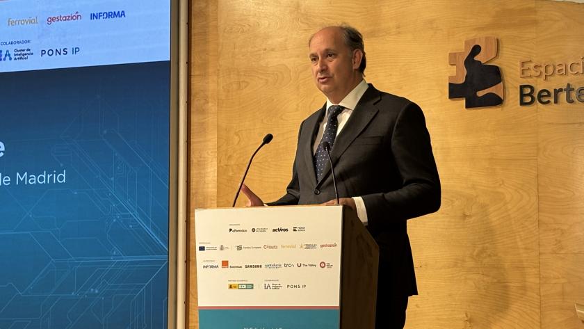 López-Valverde inaugura la III Edición del Foro Implementación de la IA El consejero Miguel López-Valverde durante el Foro Implementación de la IA de la Asociación DigitalES