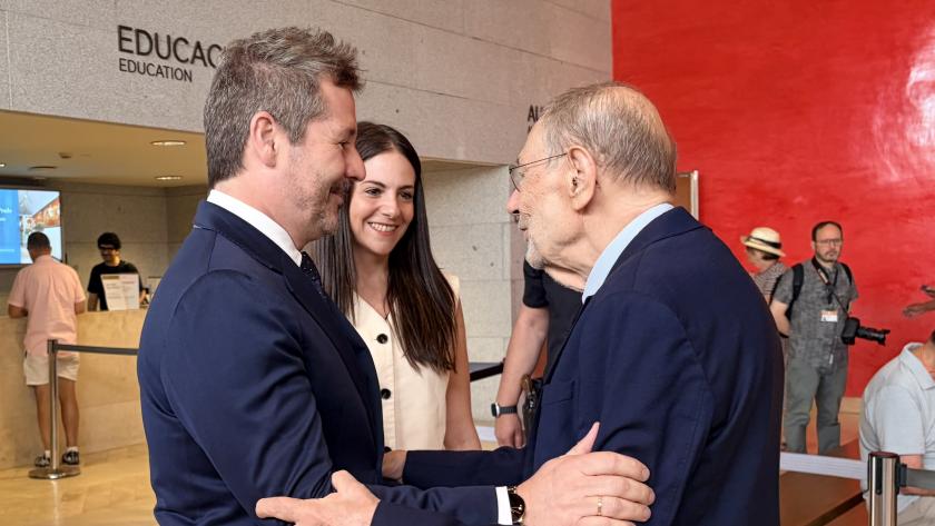 La Comunidad de Madrid refuerza su colaboración con el Museo del Prado a través de la exposición Prado. Siglo XXI El consejero De Paco Serrano en la presentación de la exposición Prado. Siglo XXI en el Museo Nacional del Prado