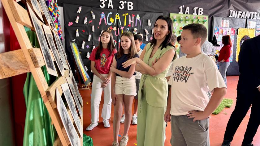 La Comunidad de Madrid mejora las infraestructuras educativas de los pequeños municipios La consejera de Educación, Ciencia y Universidades en el colegio de Infantil, Primaria y Secundaria Miguel de Cervantes de Valdilecha