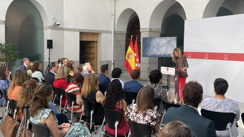 La viceconsejera Martín en la presentación de nueve textos adaptados