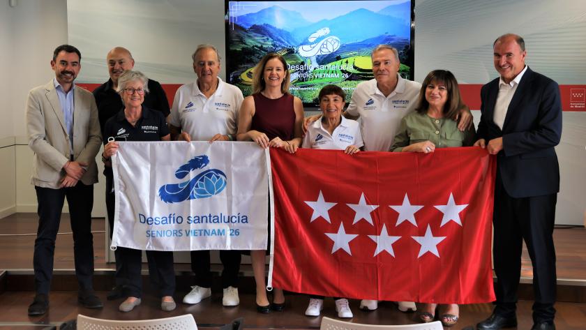 La consejera Dávila en el encuentro con los tres madrileños que viajarán en agosto a Vietnam