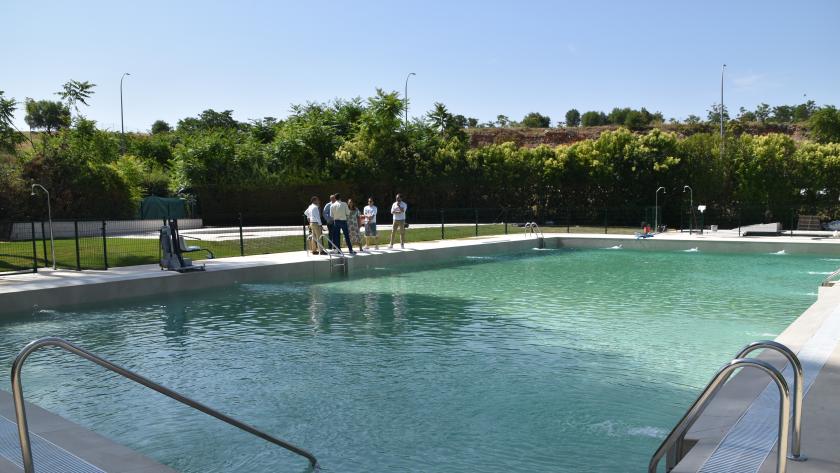 La Comunidad de Madrid finaliza las obras de rehabilitación de la Piscina Municipal de Campo Real El viceconsejero Sánchez en las obras de rehabilitación de la Piscina Municipal de Campo Real