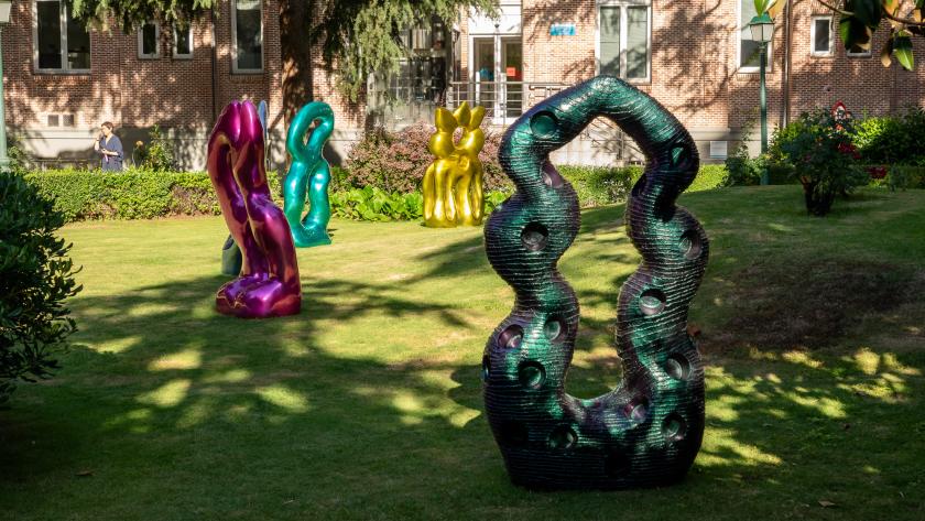 Obras que componen la galería expuesta en el jardín del hospital