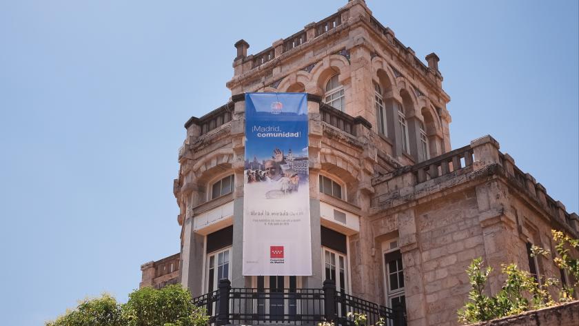 Fachadas institucionales de la Comunidad de Madrid decoradas con motiva de la visita del Papa León XIV a Madrid