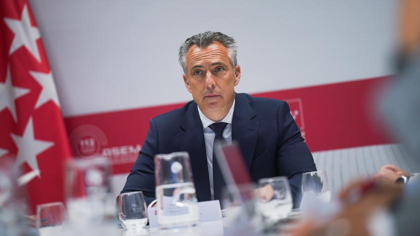 La Comunidad de Madrid refuerza la seguridad ante accidentes de alto riesgo en industrias con la actualización de sus Planes de Emergencia Exterior El consejero Novillo en la Comisión de Protección Civil en la sede de la ASEM112