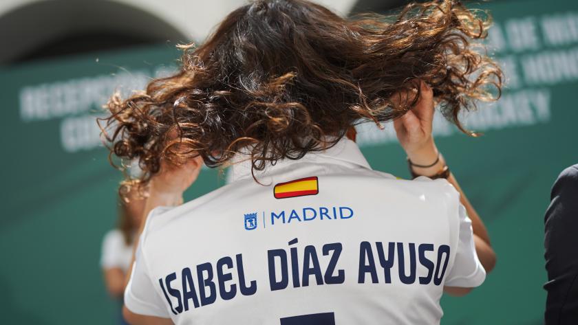 Díaz Ayuso felicita a los equipos de hockey hierba del Real Club de Campo Villa de Madrid tras su doblete ligero: “Sois parte de la historia del deporte” La presidenta recibiendo en la Real Casa de Postas a jugadores y a cuerpo técnico de los clubes masculino y femenino