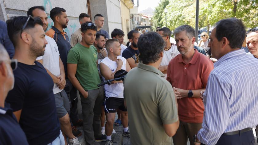 La Comunidad de Madrid comienza los trabajos de limpieza y de análisis de daños en los municipios afectados por los incendios de la Sierra Oeste El consejero García Martín en Pelayos de la Presa y en Robledo de Chavela