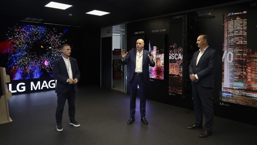 La Comunidad de Madrid y LG Electronics exploran el potencial de la IA en las plataformas de comunicación con los ciudadanos El consejero López-Valverde en el Centro de Innovación de LG Electronics