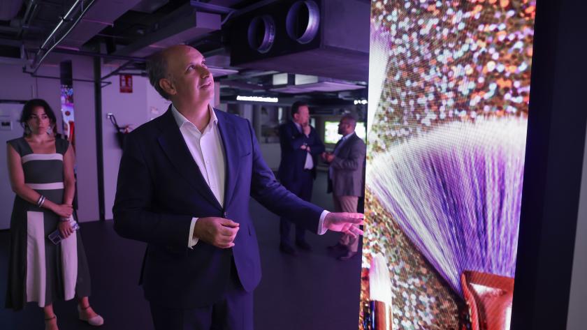 La Comunidad de Madrid y LG Electronics exploran el potencial de la IA en las plataformas de comunicación con los ciudadanos El consejero López-Valverde en el Centro de Innovación de LG Electronics