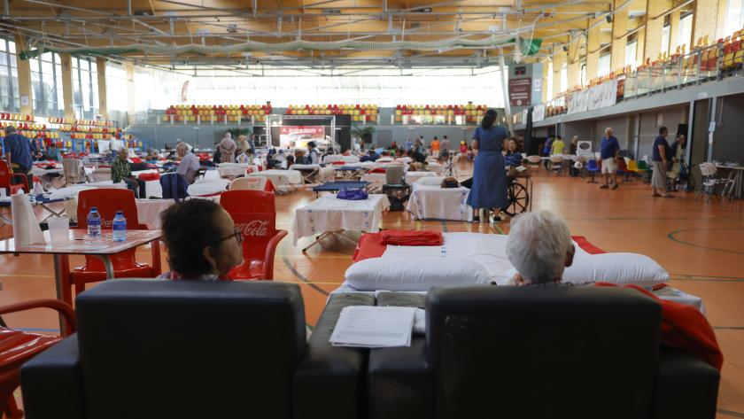 Díaz Ayuso anuncia que la Comunidad de Madrid activa las ayudas urgentes de vivienda para las familias damnificadas por los incendios de la Sierra Oeste Personas en un polideportivo evacuadas de sus casas por los incendios