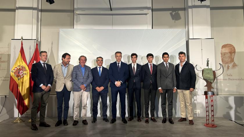 Novillo presenta la final de la VI Copa Chenel El consejero Carlos Novillo durante la presentación de la final de la VI Copa Chenel con los tres diestros que se han clasificado para disputarla