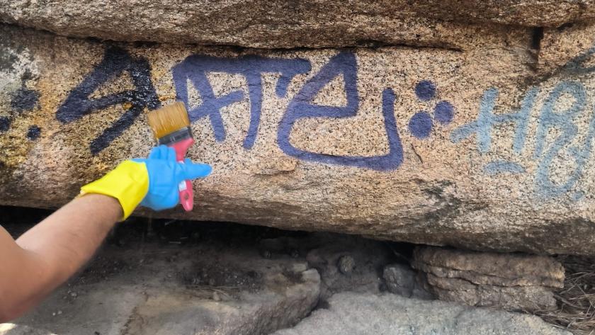 Limpieza de pintadas en el área natural protegida de La Pedriza