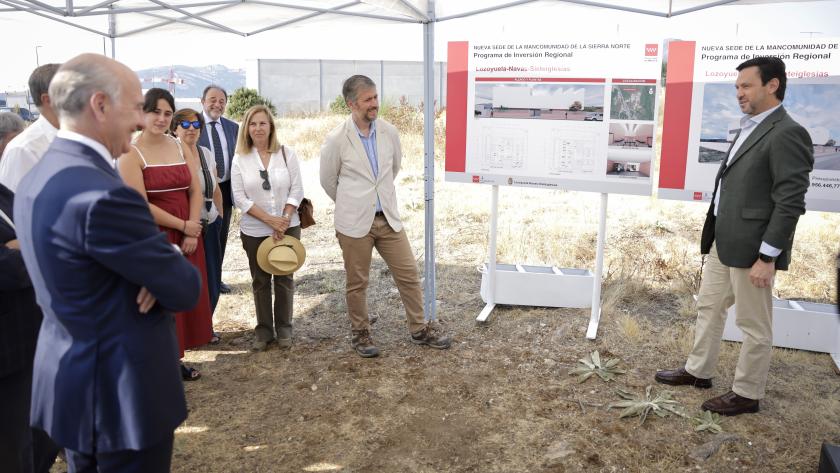 La Comunidad de Madrid invierte cerca de 3 millones de euros en la nueva sede de la Mancomunidad de la Sierra Norte que dará servicio a 42 municipios El consejero García Martín en su visita a la localidad de Lozoyuela