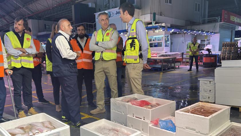 Novillo visita la plataforma de distribución de alimentos frescos Mercamadrid El consejero Carlos Novillo durante la visita a la plataforma de distribución de alimentos frescos Mercamadrid para conocer el trabajo en los puestos de asentadores de pescado adjudicatarios de las ayudas de los Innobonos 2026