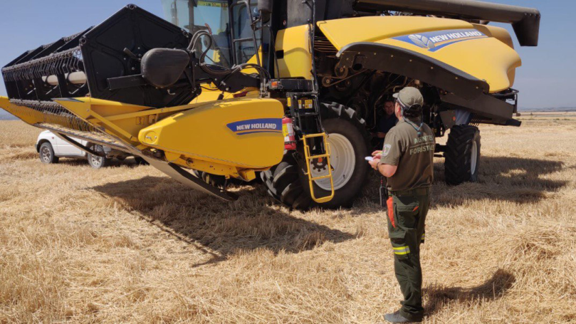 Los trabajos con maquinaria que pueda generar chispas, calor o descargas eléctricas en terreno forestal y en su zona de influencia requieren autorización de la Agencia de Seguridad y Emergencias Madrid 112 El Cuerpo de Agentes Forestales autonómico realiza inspecciones periódicas para comprobar que estas medidas se llevan a cabo