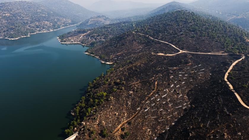 La presidenta Isabel Díaz Ayuso sobrevolando el terreno afectado por los incendios de la Sierra Oeste