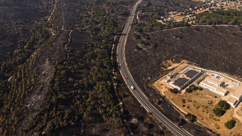 La presidenta Isabel Díaz Ayuso sobrevolando el terreno afectado por los incendios de la Sierra Oeste