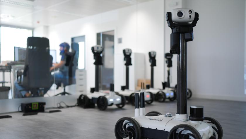 Empresa tecnológica con robots