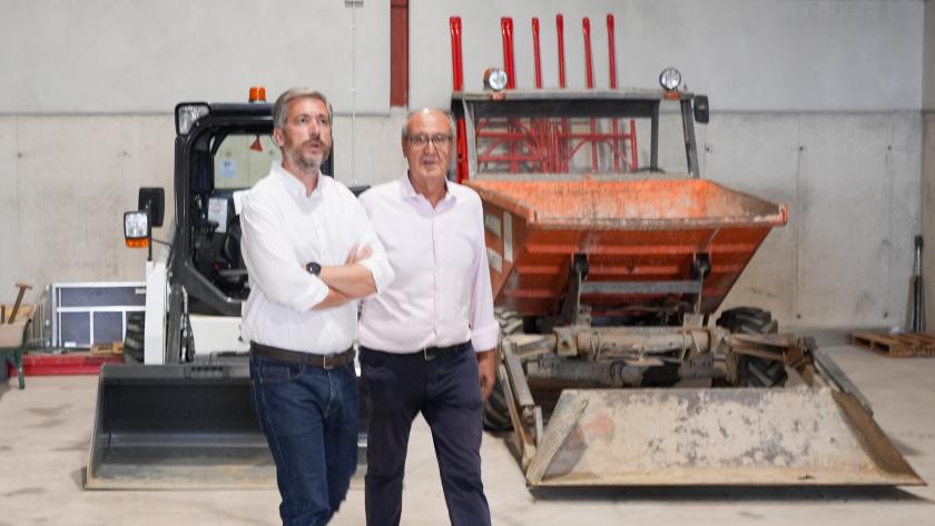 El consejero Miguel Ángel García Martín durante la inauguración en Patones de una nueva nave destinada a mejorar el mantenimiento de los servicios municipales