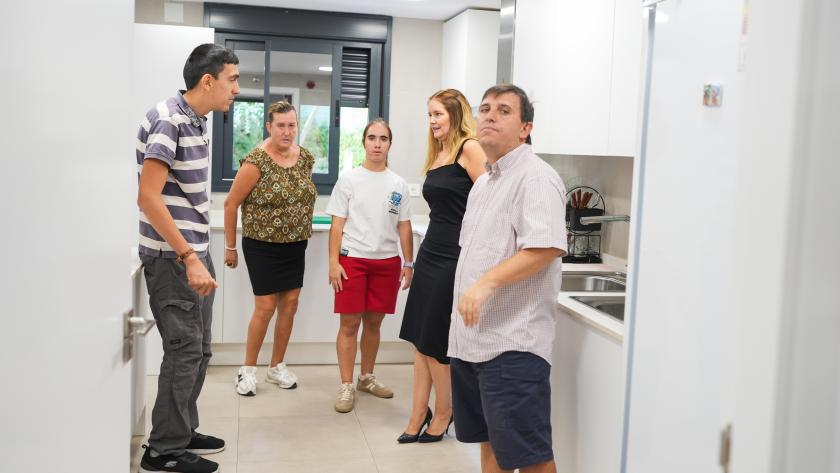 La consejera Dávila en el recinto de la Residencia de Mayores Manoteras, en el distrito de Hortaleza
