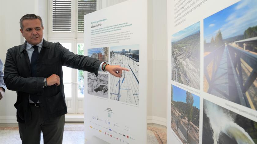 La Comunidad de Madrid muestra en una exposición la respuesta de las infraestructuras y los equipos humanos ante situaciones críticas El consejero Rodrigo en la exhibición fotográfica Madrid Resiliente