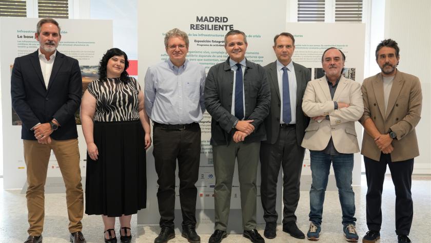 La Comunidad de Madrid muestra en una exposición la respuesta de las infraestructuras y los equipos humanos ante situaciones críticas El consejero Rodrigo en la exhibición fotográfica Madrid Resiliente
