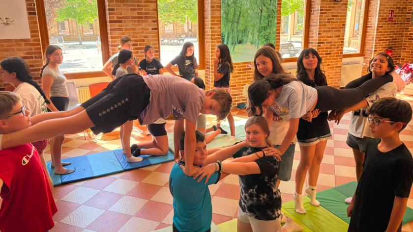 Chicos y chicas haciendo figuras de acrobacias