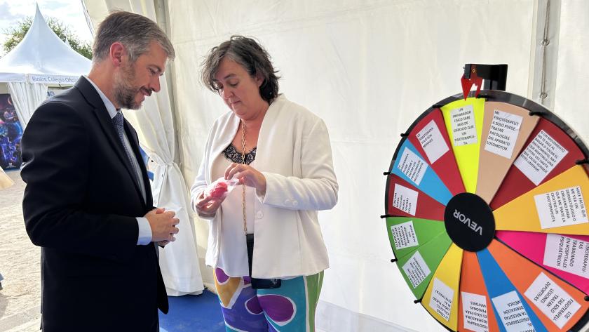 El consejero García Martín en el estand del Gobierno regional en la X edición del Día de las Profesiones