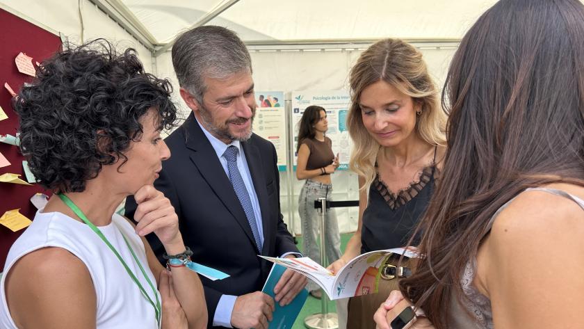 El consejero García Martín en el estand del Gobierno regional en la X edición del Día de las Profesiones