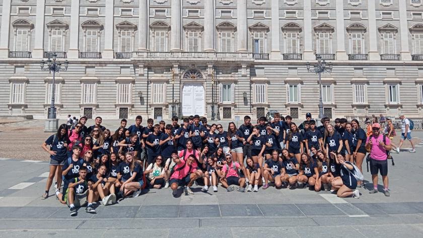 Foto de grupo delante de un palacio