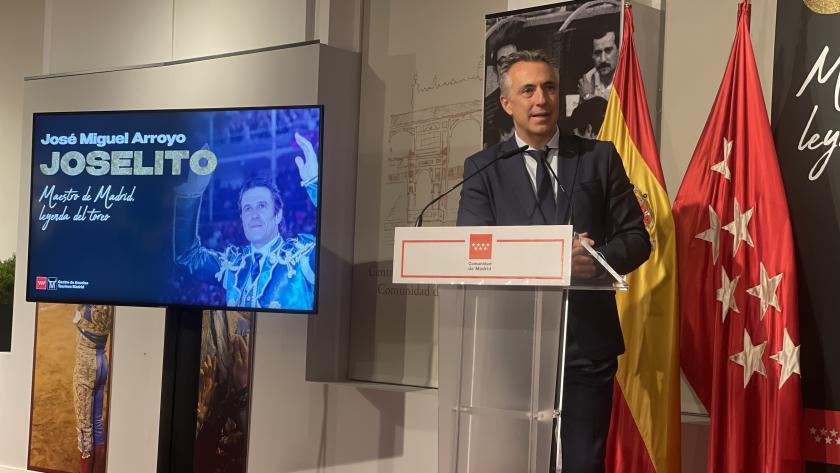 El consejero Novillo en los bajos del tendido 1 de la Plaza de Las Ventas