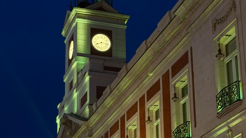 La Comunidad de Madrid ilumina de verde la fachada de la Real Casa de Correos por el Día Mundial contra la Meningitis La Real Casa de Correos iluminada de color verde por el Día Mundial contra la Meningitis