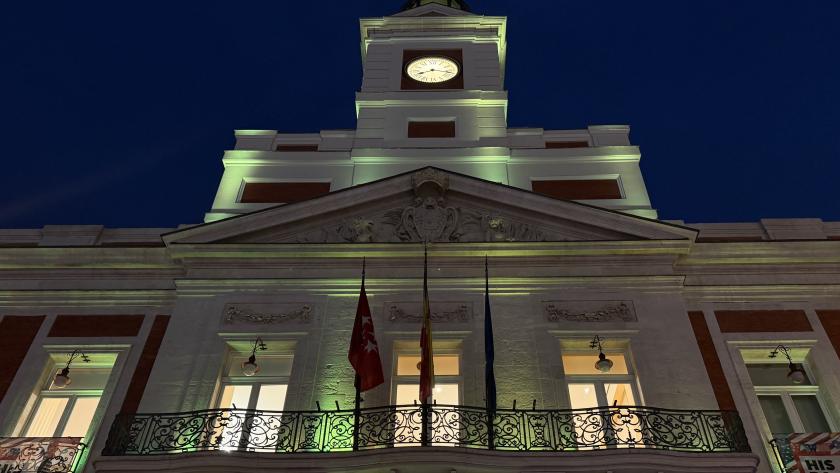 La Comunidad de Madrid ilumina de verde la fachada de la Real Casa de Correos por el Día Mundial contra la Meningitis La Real Casa de Correos iluminada de color verde por el Día Mundial contra la Meningitis