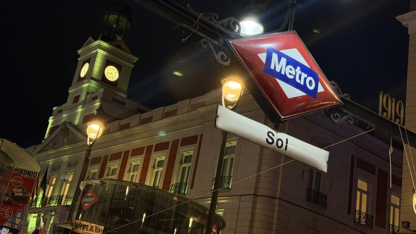 La Comunidad de Madrid ilumina de verde la fachada de la Real Casa de Correos por el Día Mundial contra la Meningitis La Real Casa de Correos iluminada de color verde por el Día Mundial contra la Meningitis