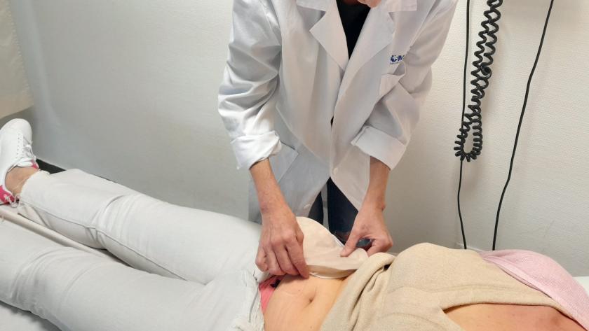 Paciente con ostomía Enfermera cuida de paciente con ostomía