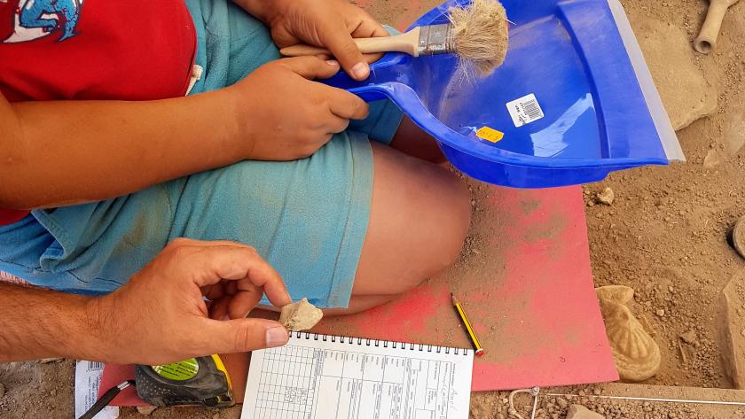 La Comunidad de Madrid celebra el décimo aniversario de Arqueólogos por un día con más de 1.800 plazas en su nueva edición Jóvenes y niños participando en el programa Arqueólogos por un Día