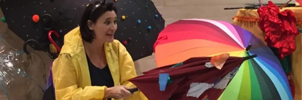 Imagen decorativa, mujer abriendo paraguas de colores