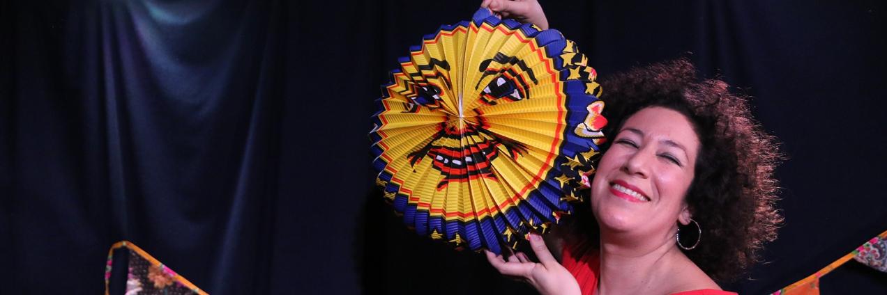 Imagen decorativa, mujer actuando