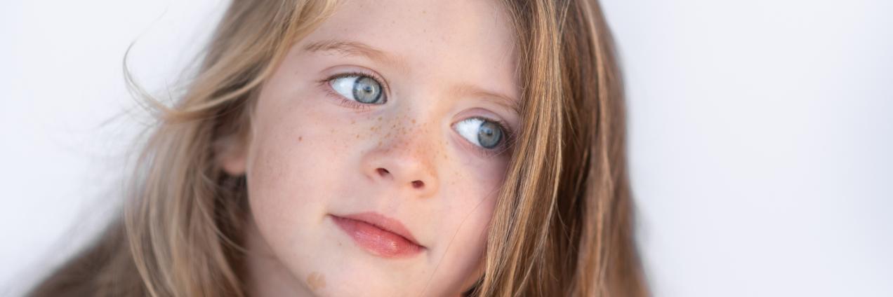 Niña mirando hacia un lado