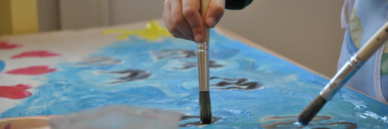 manos de un niño pintando