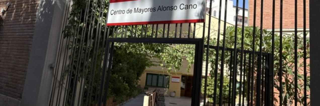 Acceso al Centro de Mayores Alonso Cano.