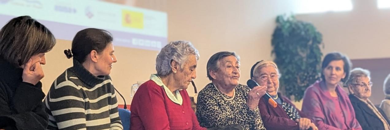 grupo de mujeres en un acto